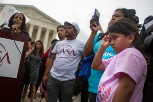 WASHINGTON, DC - JUNio 23: Familias reaccionan a la noticia sobre el bloqueo a el plan de Obama de immigracion, el cual hubiese protejido a millones de inmigrantes. (Foto por Imagenes Allison Shelley/Getty)